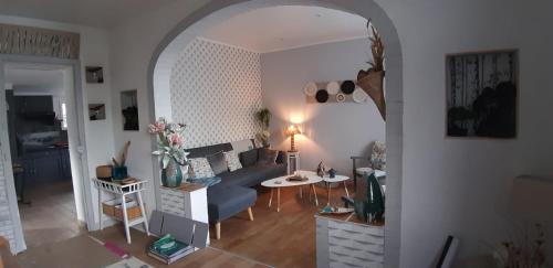 普勒尔蒂Chambre dorée的客厅配有沙发和桌子