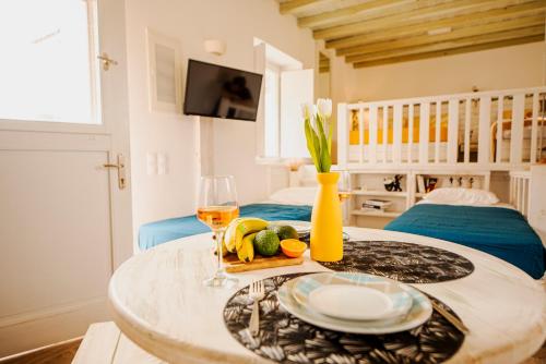 圣斯特凡诺斯Opus apartment的一张桌子,上面放着一盘食物和一杯葡萄酒
