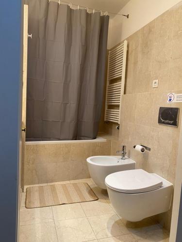 布拉格Golem的一间带卫生间和淋浴的浴室