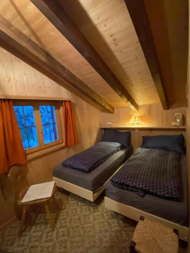 UrmeinHaus Maran的房屋内一间卧室,配有两张床