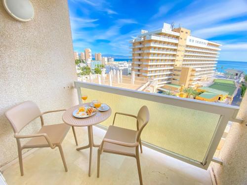 多列毛利诺斯密斯安古玛瑞娜酒店的阳台配有桌椅,享有海景。