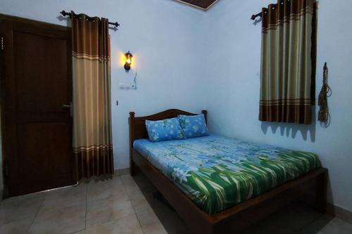 日惹Capital O 93842 Jowo Segoro Resort的卧室配有一张床