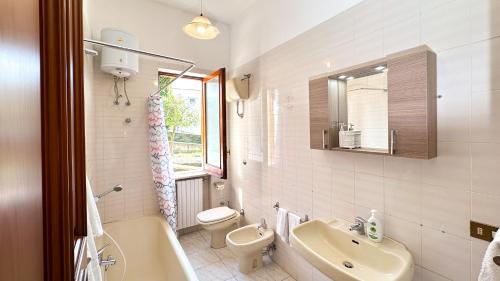 伊斯基亚Villa La Magnolia的浴室配有盥洗盆、卫生间和浴缸。