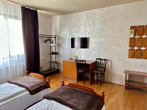 克卢日-纳波卡Panoramic Cetatuie的一间卧室配有两张床、一张桌子和一张桌子