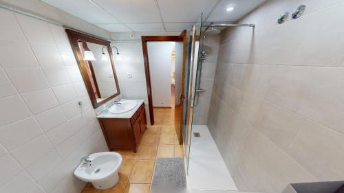 RodaHolidoo "Roda Village"的浴室配有卫生间、盥洗盆和淋浴。