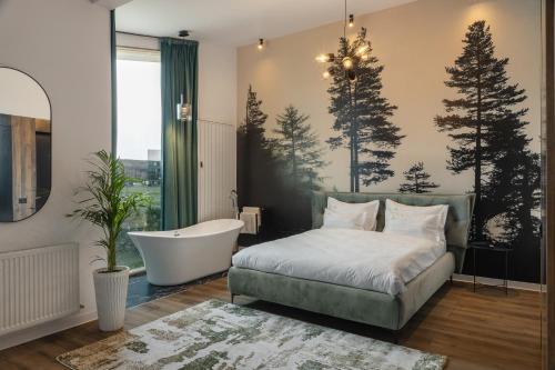 布朗Green Resort Bran的一间带浴缸、床和浴缸的卧室