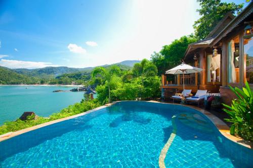 小通奈潘Santhiya Koh Phangan Resort and Spa的水景别墅旁的游泳池