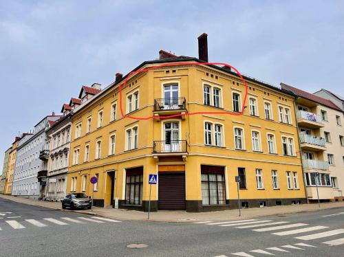 博莱斯瓦维茨BoleslaviaApartments - Apartament Starówka 1的街道边的黄色建筑