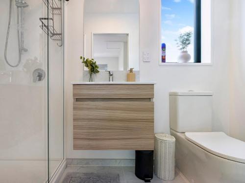 基督城Entire Brand New Home的一间带水槽、卫生间和淋浴的浴室
