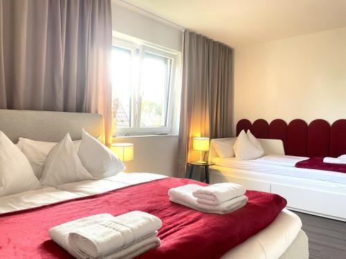 因戈尔施塔特Lumen Homes - Design-Apt. nahe Audi und Altstadt, 3 Zimmer, NETFLIX的酒店客房,配有两张带毛巾的床