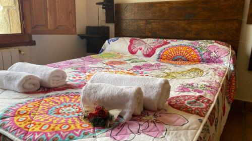 埃尔韦鲁埃科拉德埃萨阿罗雅蜜恩拖斯酒店的一间卧室配有两张带毛巾的床