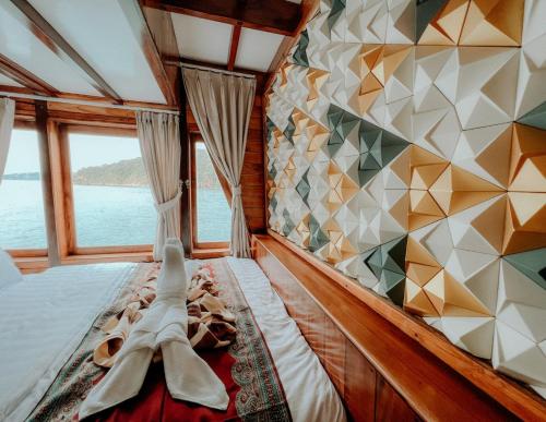 纳闽巴霍Dav-Venture的船上的一张床,享有水景
