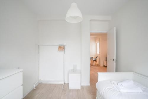 马德里Bright Modern - 2Bedrooms 1Bath - Delicias的白色卧室配有床和镜子