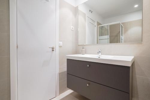 马德里Bright Modern - 2Bedrooms 1Bath - Delicias的一间带水槽和镜子的浴室