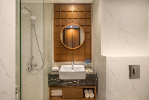 努沙杜瓦Lavaya Resort Nusa Dua Bali的一间带水槽和镜子的浴室