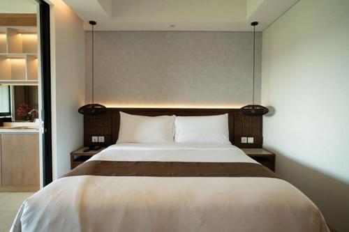 努沙杜瓦Lavaya Resort Nusa Dua Bali的一间卧室,卧室内配有一张大床