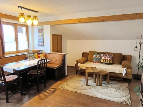 因斯布鲁克Gästehaus Alpenblick的客厅配有沙发和桌子