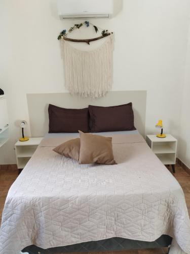 卡博迪圣阿戈斯蒂尼奥Xareu-Balanço das Ondas!的卧室配有一张带两张桌子的大型白色床