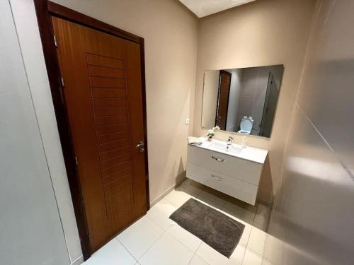 卡萨布兰卡BEST unit NEAR Casablanca AIRPORT的一间带水槽和木门的浴室
