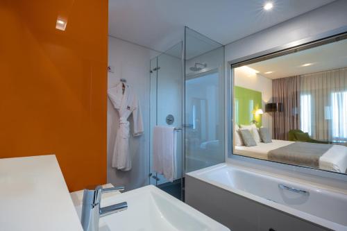 特拉维夫特拉维夫市中心皇冠假日酒店的一间带水槽和大镜子的浴室