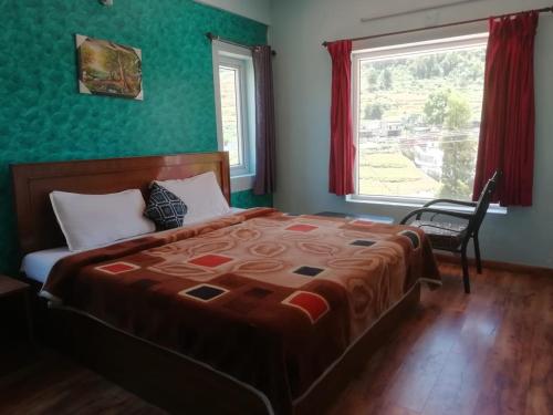 乌提Lovedale homestay的卧室配有床、椅子和窗户。