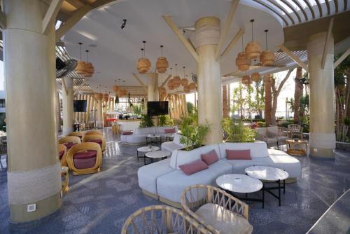 沙姆沙伊赫诺富特夏姆谢克酒店的大堂设有白色的沙发和桌椅