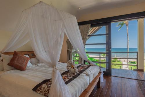 BanjarVilla Banjar Beach的一间卧室设有一张床,享有海景