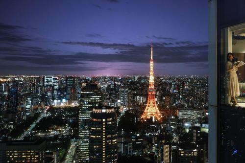 东京东京虎之门之丘安达仕酒店的享有艾菲尔铁塔的夜间景色