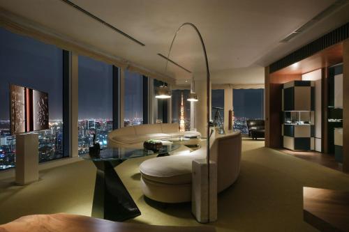 东京东京虎之门之丘安达仕酒店的享有城市天际线景致的客厅