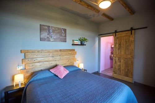 Campiglia dʼOrciaAz.Agr. Il Cavalleggero的一间卧室设有蓝色的床和木墙