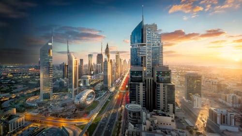 迪拜voco Dubai, an IHG Hotel的日落时分可欣赏大城市的景色