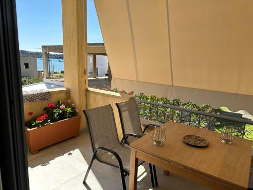 波多河丽Mimozas Apartment Porto Heli的美景阳台配有桌椅