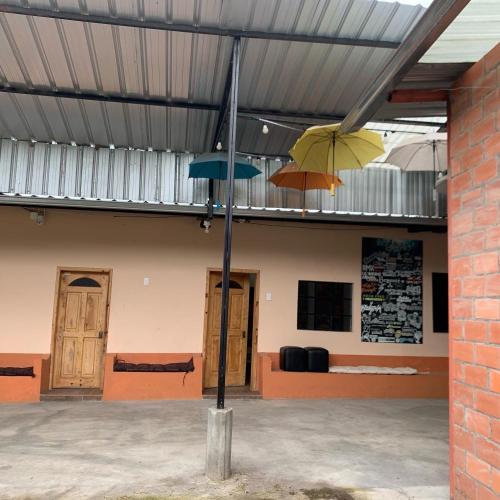 里奥班巴Casa Campo Juive Grande的两把伞挂在建筑物上