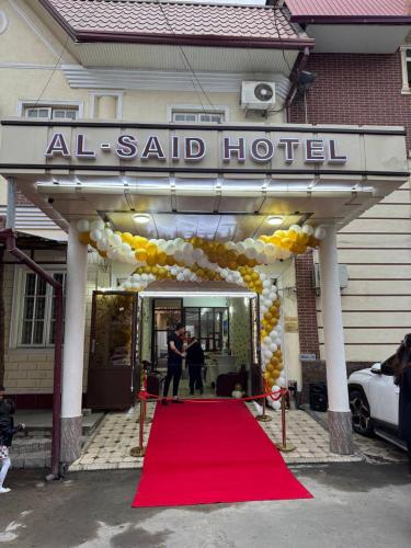 塔什干AL-SAID Hotel的红地毯和气球在旅馆前方的红地毯