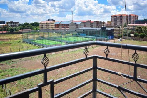 内罗毕Kahawa sukari luxury home的围栏后面的棒球场景色