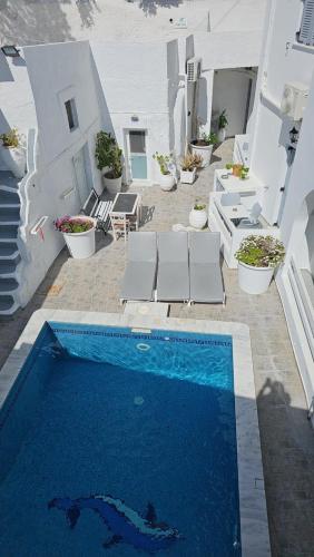 费拉莱塔酒店的一座游泳池位于庭院中央,庭院内有白色的建筑