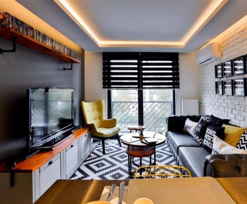 伊斯坦布尔Ava Boutique的带沙发和鱼缸的客厅