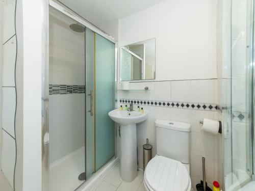 雷丁Spacious Home with Modern Amenities Near IKEA Pass the Keys的浴室配有卫生间、淋浴和盥洗盆。