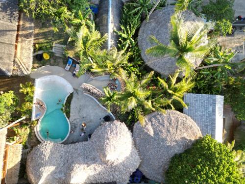 爱妮岛Happiness Boutique Resort的享有度假村游泳池的空中景致