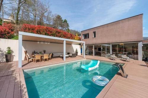 卢加诺Villa Dolce Vita With Private Pool - Happy Rentals的一座房子后院的游泳池