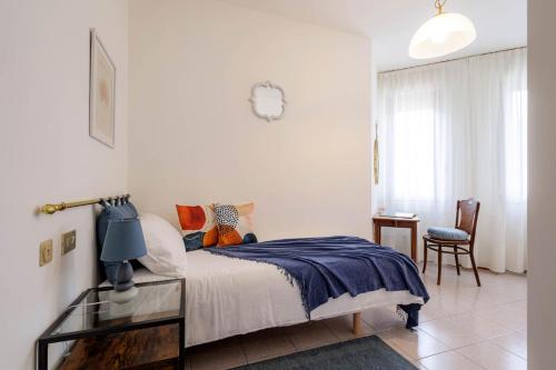 松德里奥Revo Apartments - Quadrifoglio的一间卧室配有一张床和一张玻璃桌