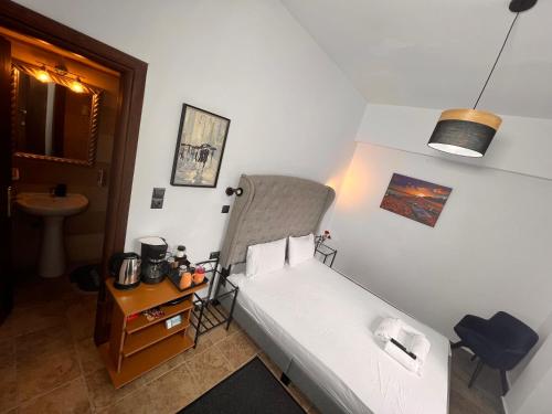 Selíniablue hotel salamina的一间小卧室,配有一张床和一把椅子