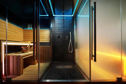 内尔哈Hotel Villa Flamenca的浴室里设有玻璃门淋浴
