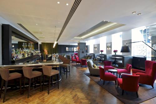 伦敦伦敦桥酒店的餐厅内的酒吧,带红色椅子