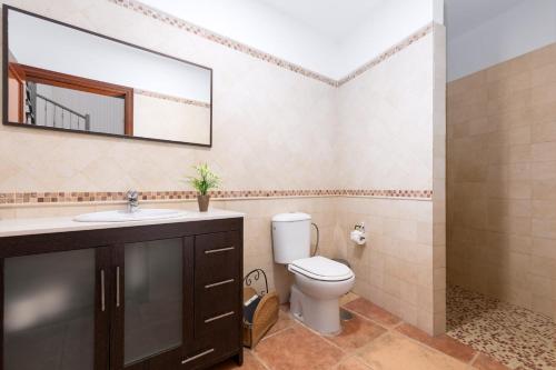 PájaraVilla Selena的一间带卫生间、水槽和镜子的浴室