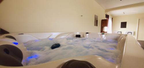 卡夫尔高原Le Margaret Holidays的客房内的浴缸里满是云