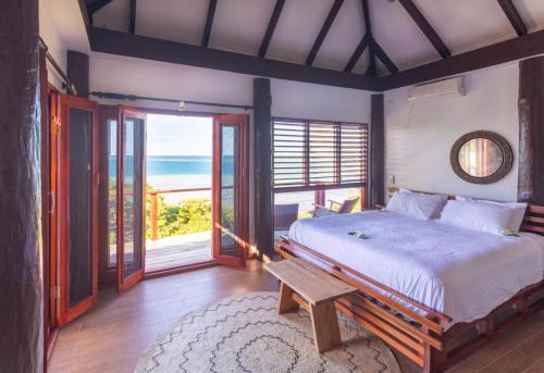 马洛洛Private Oceanfront Fijian Villa Sleeps 8的一间卧室配有一张床,享有海景