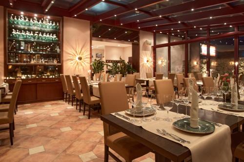 雷斯Hotel Restaurant Doppeladler的一间带桌椅的餐厅和一间酒吧