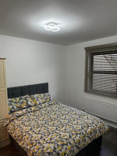 香侬Cosy Room的一间卧室配有一张带床罩的床和窗户