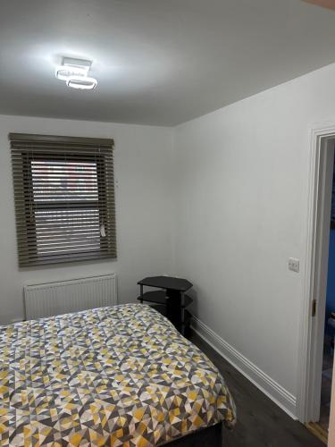 香侬Cosy Room的一间卧室设有一张床和一个窗口